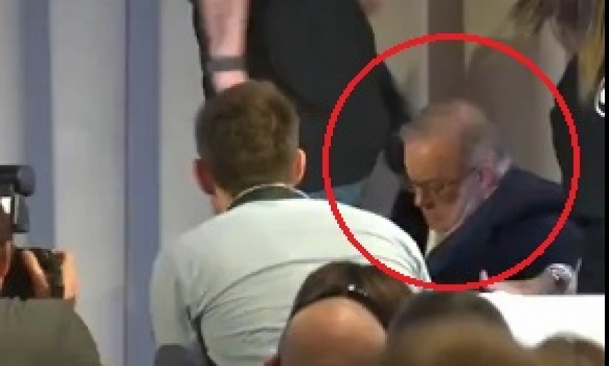 PREMIJER AUSTRALIJE SE SRUŠIO S BINE Snimak obišao planetu, nesrećan incident usred izborne kampanje