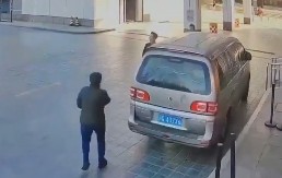 MUŠKARAC IŠAO SVOJIM PUTEM, A ONDA, BAM! Predmet doleteo niotkuda i udario ga pravo u glavu, jezivo! (VIDEO)