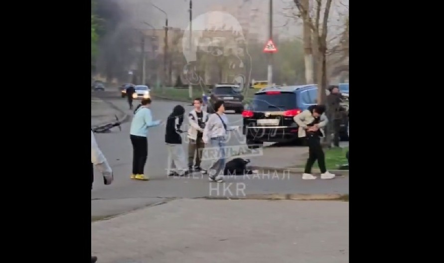 POTRESNI SNIMCI IZ RODNOG GRADA ZELENSKOG! Ruske granate napravile MASAKR na ulici, povređeni leže, poginula DECA (VIDEO)