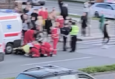 JEZIVA SCENA U NOVOM SADU: Sudar automobila i motocikla, čovek leži na asfaltu (VIDEO)