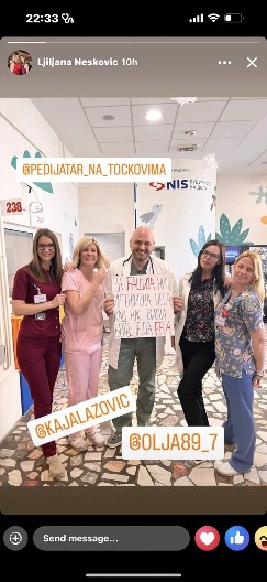 LEKAR SE ISMEVA PACIJENTIMA U TIRŠOVOJ Slika se i smeje dok drži transparent sa bolesnom porukom! (FOTO)