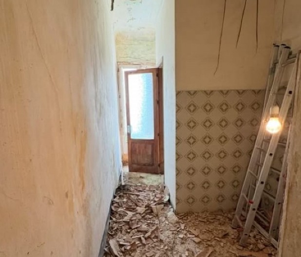 KUPILA STRAĆARU ZA 1 EVRO, I NAPRAVILA LUKSUZNI RAJ Devojka od golih zidova i buđi napravila dom za desetku! (FOTO)