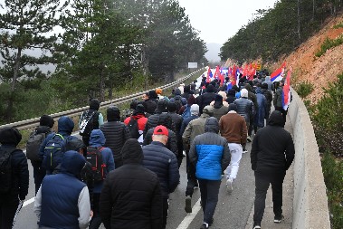 SRBI IZ KOSOVA I METOHIJE U KOLONI KRENULI PEŠKE U BEOGRAD "Vučić je uvek bio uz nas kad je bilo najteže" (FOTO/VIDEO)