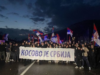 SRBI SA KOSOVA I METOHIJE ODLUČNO KORAČAJU KA BEOGRADU Kiša pljušti i bije vetar, ali oni ne posustaju - dolaze u Beograd na veliki narodni skup (FOTO/VIDEO)