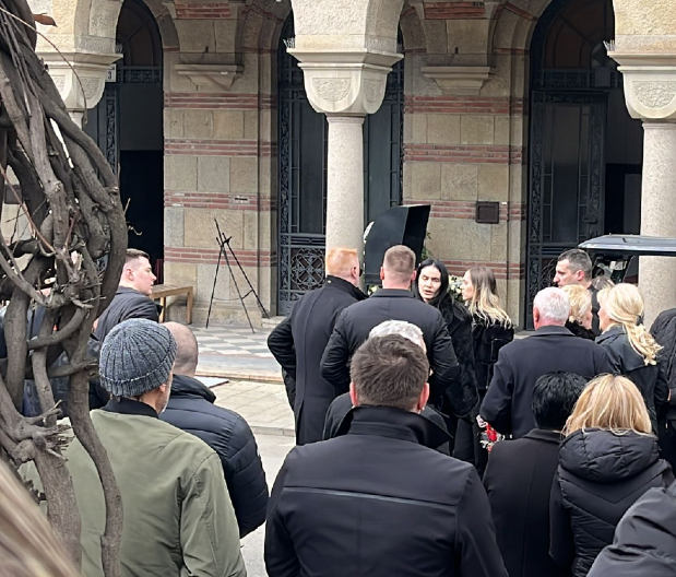 UDOVICA ŽELJKA RUTOVIĆA NEPREPOZNATLJIVA Mirjanu slomila smrt supruga, na groblju lije suze, a ovaj prizor je sve rasplakao!