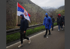 SLIKA ZA PONOS Nikola iz Gnjilana ne ispušta trobojku dok pešači ka Beogradu (FOTO)