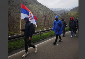 SLIKA ZA PONOS Nikola iz Gnjilana ne ispušta trobojku dok pešači ka Beogradu (FOTO)