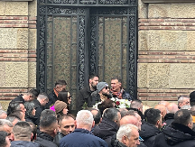 VELJKO I BOGDANA UTUČENI OD BOLA Ražnatovići došli na kremaciju Rutovića, Cecin sin nosi ogroman venac (VIDEO)