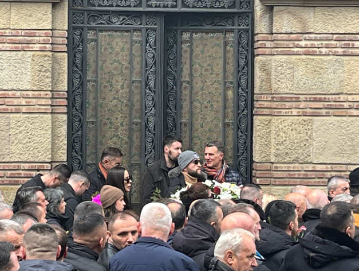 VELJKO I BOGDANA UTUČENI OD BOLA Ražnatovići došli na kremaciju Rutovića, Cecin sin nosi ogroman venac (VIDEO)