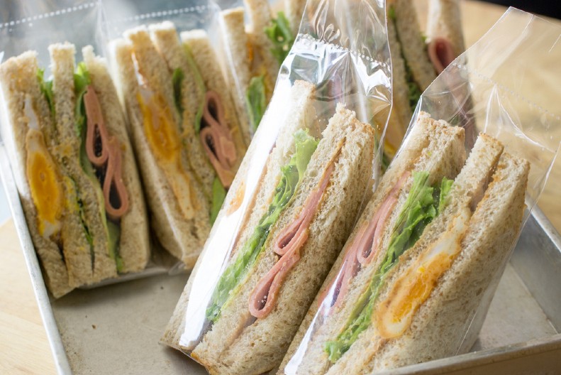 VOJNE BAZE OSTALE BEZ DORUČKA Povučeno 225 tona sendviča zbog opasnog alergena