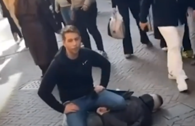 UKRAJINAC IZBO PETORO LJUDI USRED AMSTERDAMA! Britanac ga jurio, oborio na pod i predao policiji: Od grada dobio nagradu za ovaj čin! (VIDEO)
