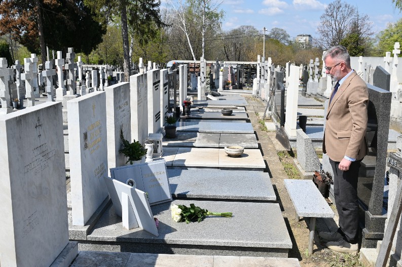 Ministar Ristić odao počast novinarki Radislavi Dadi Vujasinović povodom 31. godišnjice smrti