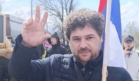 NIKOLA SA KOSMETA PEŠAČI KA BEOGRADU Na skup podrške Vučiću ispratile ga dve ćerkice i sinčić: Svi uz našeg predsednika