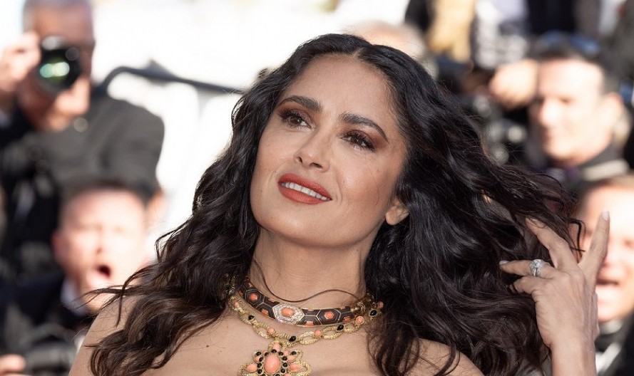 HRABAR POTEZ, NEMA ŠTA Salma Hajek iznenadila najnovijom pojavom, haljina je čista desetka, ali svi su gledali u ovaj momenat