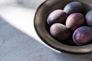 FARBANJE JAJA U VINU Starinska tehnika koja garantuje najlepšu ljubičastu boju sa svetlucavim efektom