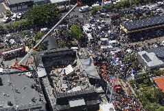 JEZIVE SCENE, LJUDI ZATRPANI POD TONAMA BETONA I ČELIKA Skoro 100 poginulo u padu krova noćnog kluba u Dominikanskoj Republici