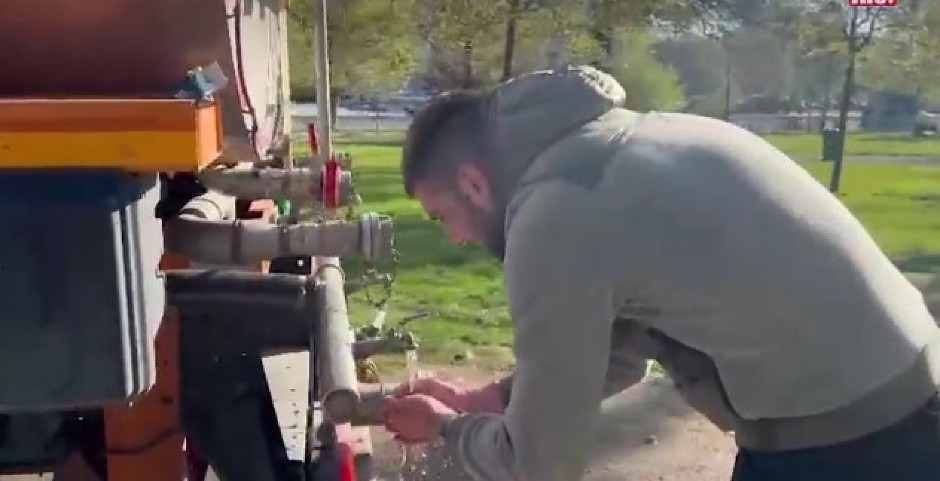 U ŠORTSU U ŠATORU, NE SMETA MU HLADNOĆA! Student koji želi da uči pokazao svoju jutarnju rutinu! (VIDEO)