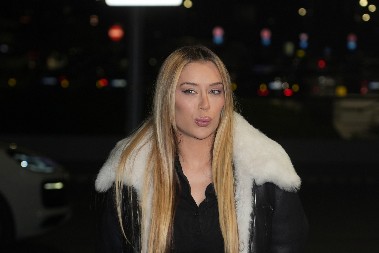 NEMA ŠTIKLI, ŠLJOKICA, JAKE ŠMINKE — SVE JE JEDNOSTAVNO Stajling Tee Tairović je idealan za sve "opuštene" prilike, šetnju, putovanja + prelak za kopiranje