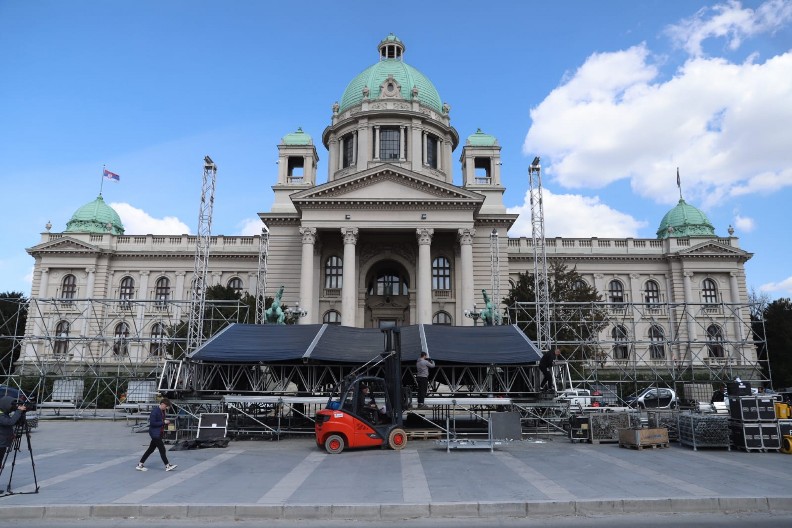 POSTAVLJANJE BINE ISPRED NARODNE SKUPŠTINE U TOKU! Narod se priprema za skup ''Ne damo Srbiju'', 12. aprila: Krenuli iz svih krajeva Srbije! (FOTO)