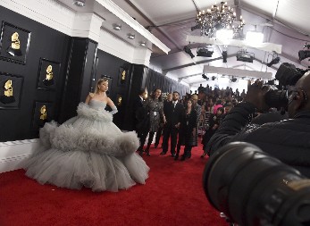 ISTETOVIRANA OD GLAVE DO PETE Pevačica se transformisala kao nikad do sad, izgleda kao druga osoba, a pogledajte joj tek kosu