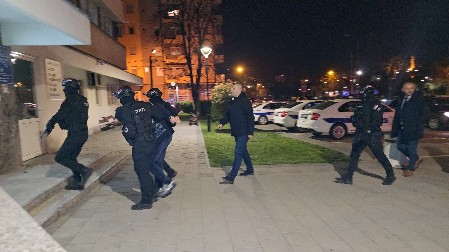 PRVI SNIMCI VELIKE POLICIJSKE AKCIJE U NOVOM PAZARU Po međunarodnoj poternici Nemačke privedeni osumnjičeni (FOTO/VIDEO)