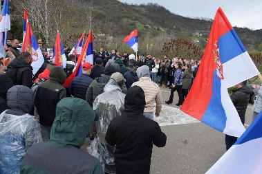 SRAMNO! ŠOLAKOV UREDNIK VREĐA NAŠ NAROD: Građane Srbije koji se bore i vole svoju otadžbinu nazvao "reptilima"! (FOTO)