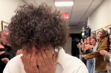 OPET PRAVI SKANDALE Muzičar se pojavio u emisiji u šok izdanju, sve izgleda normalno dok ne pogledate dole