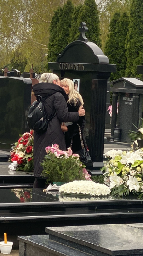 POČELO OPELO SAŠI POPOVIĆU Tužne scene na groblju, uz Suzanu i decu stoje 3 sveštenika