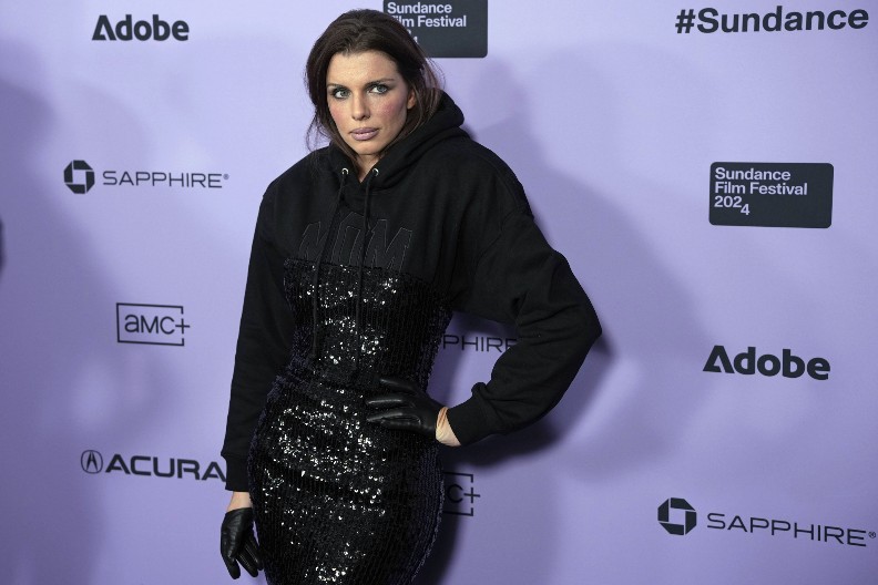 SPREMNA ZA KARNEVAL Glumica više ne liči na sebe, utegla se u haljinu i stavila šešir, zbog ovog detalja je apsolutno niko nije prepoznao