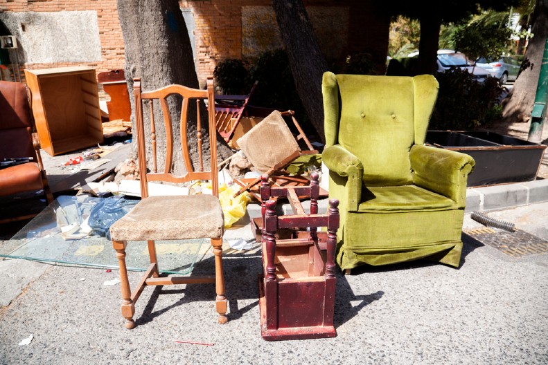 ŠOKANTNO OTKRIĆE IZA STAROG NAMEŠTAJA Pomagao majci pa pronašao zaboravljeni predmet, u sledećoj sekundi život mu se promenio iz korena! (FOTO)