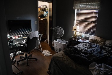 STRAŠNO! Žena godinama nije znala da joj bivši spava na tavanu i GLEDA JE kroz plafon