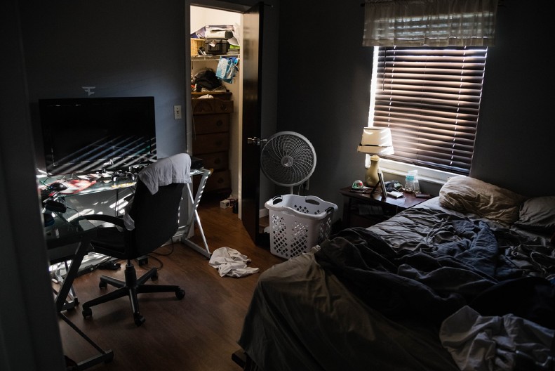 STRAŠNO! Žena godinama nije znala da joj bivši spava na tavanu i GLEDA JE kroz plafon