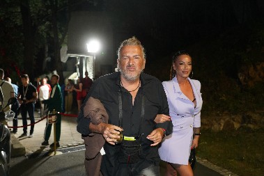 GLUMAC OPLEO PO ŽENAMA POZNATIH Nikad brutalniji, nazvao ih iskompleksiranim budalama: "Stvaraj svoje ime!"