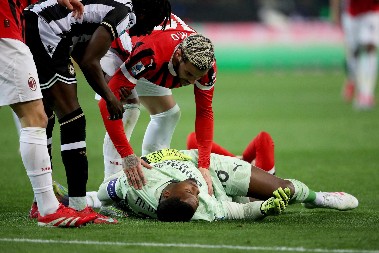 JEZIVE SCENE U MILANU Strahinja Pavlović gledao užasan prizor, golman ležao nepomično (VIDEO)