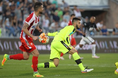 BIVŠI GOLMAN ZVEZDE ZNA ŠTA DONOSI MEČ CRVENO I CRNO BELIH "Igrao sam derbi u Srbiji, tamo su navijači doslovno neprijatelji"