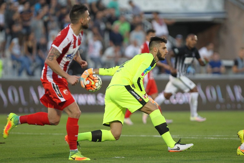 BIVŠI GOLMAN ZVEZDE ZNA ŠTA DONOSI MEČ CRVENO I CRNO BELIH "Igrao sam derbi u Srbiji, tamo su navijači doslovno neprijatelji"