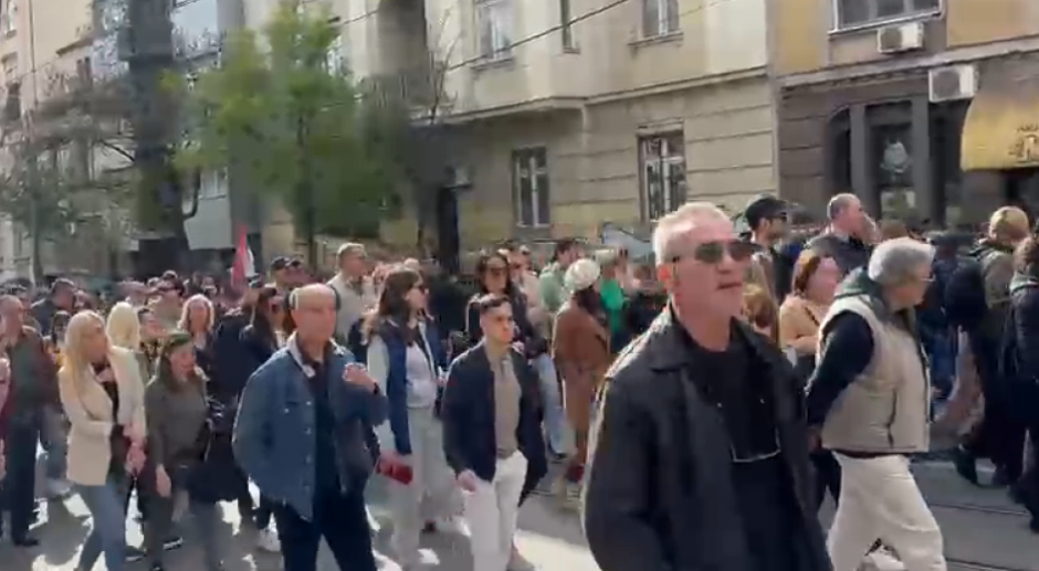 NEPREGLEDNA KOLONA LJUDI PRISTIŽE NA SVENARODNI SABOR Građani krenuli ka Skupštini da pruže podršku Srbiji i predsedniku Aleksandru Vučiću (VIDEO)