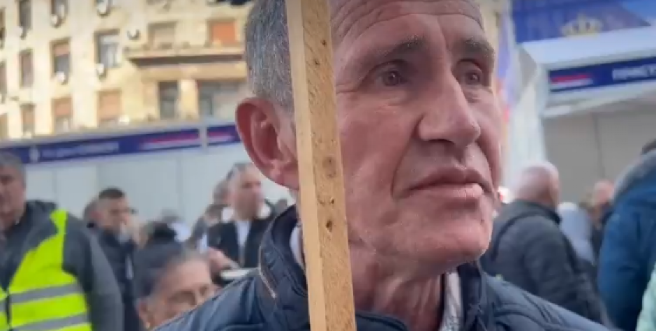 "MOJA ĆERKA NE MOŽE DA DAJE ISPITE KOJE JE PRIJAVILA" Andrija iz Brusa došao u Beograd sa jasnom porukom: Hoću da mi deca idu u školu! (FOTO/VIDEO)