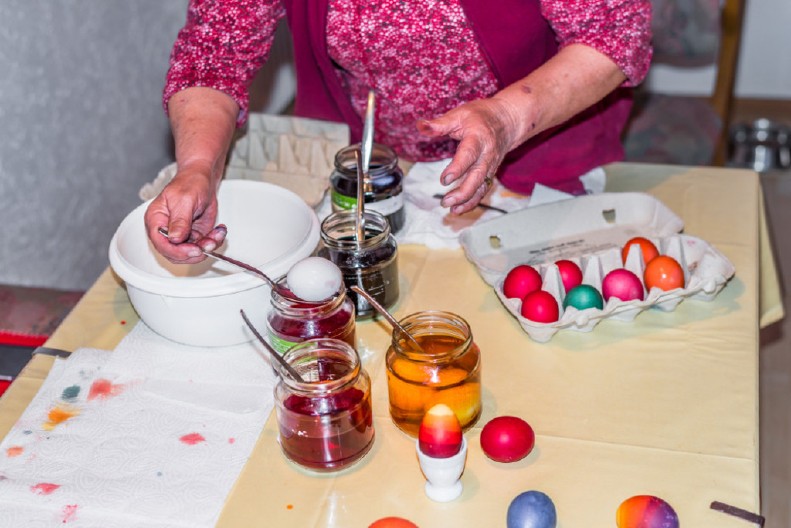 "TAJNI SASTOJAK" KOJI DOMAĆICE KORISTE, A RETKO KO GA ZNA Kako ofarbati jaja u baš svaku boju koju poželite, njima uspe jer ne preskaču jedan korak