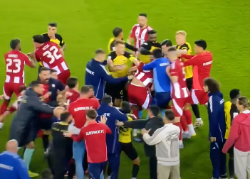 LUDNICA U GRČKOJ Ne zna se ko koga udara, klinac uhvatio Srbina "u kragnu" (VIDEO)