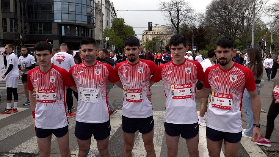 PRELEPA PRIČA SA ULICA BEOGRADA Petorica braće Narančić iz Like među najbržima na 38. Comtrade Beogradskom polumaratonu (VIDEO)