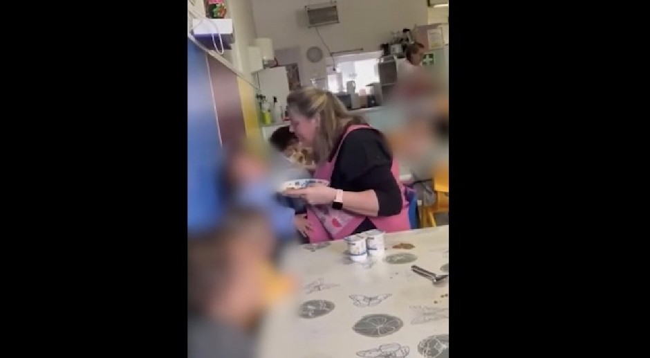 ISPLIVAO JEZIV SNIMAK! Vaspitačica udara detetu glavu o zid, jer ne želi da jede! (VIDEO)