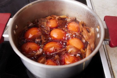 KAKO DA JAJA KOJA KUVATE U LUKOVINI BUDU SVETLIJA, A KAKO TAMNIJA? Ova dva starinska trika koriste iskusne domaćice da zadrže boju