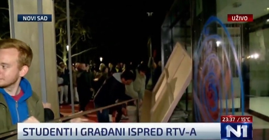 STRAŠNO! BLOKADERI POKRALI RTV: Ukrali scenografiju iz magacina i bacili na zgradu! (VIDEO)