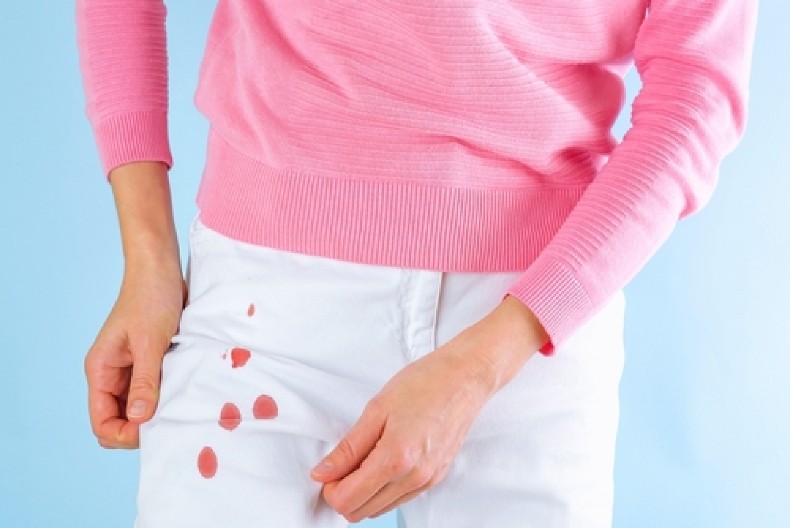 SKIDANJE FLEKA SA BELIH FARMERKI NIKAD LAKŠE!  Žena otkrila fantastičan trik koji u 1 potezu otklanja sve mrlje