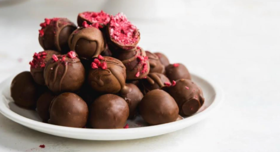 POSNE ČOKOLADNE KUGLICE SA MALINOM Brzi slatkiši kada vam se jede nešto slatko, a nemate vremena