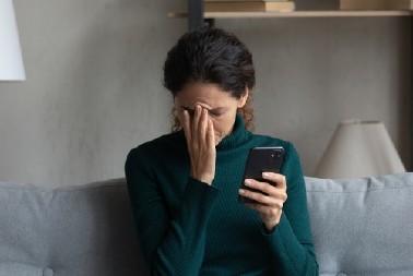 "ZA KOGA SAM SE JA UDALA..."  Počela da "češlja" telefon svog muža, a onda je naletela na uznemirujuće poruke zbog kojih joj se svet srušio