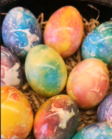 SRPKINJE OTKRILE NOVI TRIK ZA FARBANJE JAJA  Dobićete prava mala umetnička dela na stolu