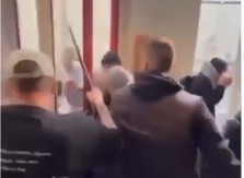 OVAKO POLICIJA REŠAVA BLOKADU FAKULTETA U AMSTERDAMU! Bez pardona ih isterali napolje (VIDEO)