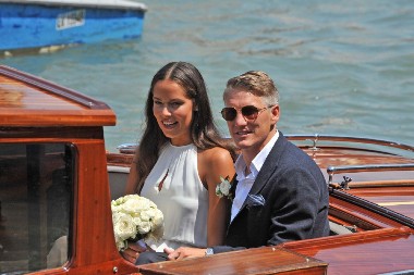 VENČANICU JE KUPILA PREKO INTERNETA ZA 30.000 DINARA Bastijan napravio gala svadbu u Veneciji, a Ana se pojavila u ovom izdanju (FOTO)